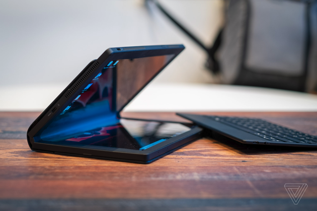 联想可折叠PC(图来自The Verge)