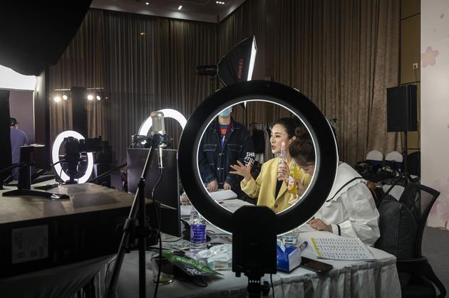 薇娅在武汉做直播，摄于2020年4月30日