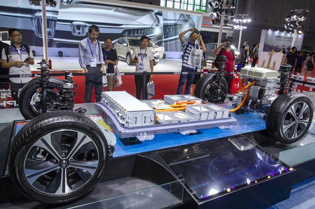 2019年9月17日，在第21届中国国际工业博览会上，日产新能源汽车电池分布结构 视觉中国图