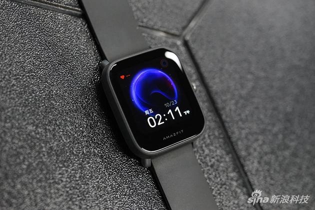 1.43 英寸的高清显示屏幕