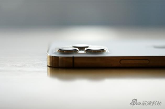 iPhone 12 Pro Max的长焦其实是2.5倍光学变焦，5倍是从广角段算起