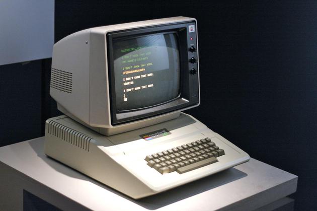 Apple II 是历史上第一款取得广泛成功的个人电脑，图中展示的是其后续改款 Apple II plus|Wikipedia