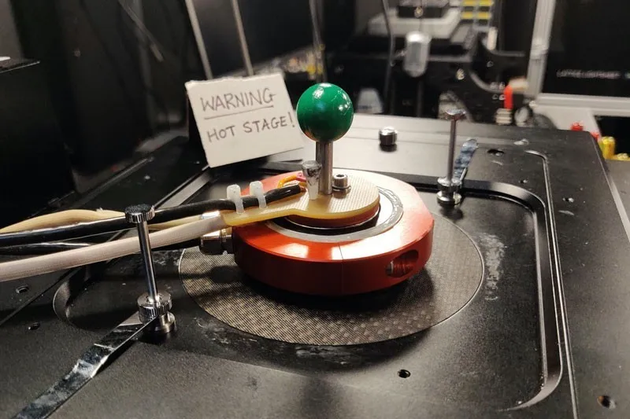 英国一个研究团队建造了这个加热显微镜系统，用来拍摄嗜热微生物硫化叶菌（Sulfolobus acidocaldarius）的活细胞图像。来源：A。 A。 Pulschen et al。/Curr。 Biol。 （CC BY 4.0）