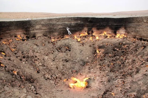 研究人员在土库曼斯坦天然气火山口的土壤样本中寻找微生物，这里也被称为“地狱之门”（Door to Hell）。来源：Stefan Green/XMP