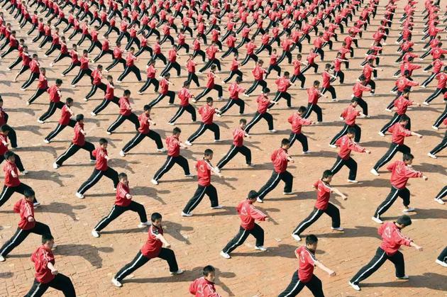 三人四足游戏规则