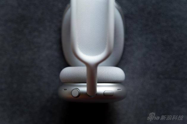 AirPods Max只有两颗按键，并且全部都是物理按键