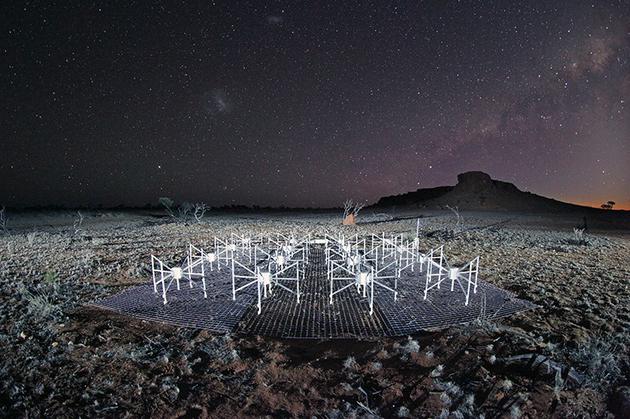 默奇森宽视场阵列的部分夜景，这是一个建于澳大利亚西部的射电望远镜阵列，使用快速傅里叶变换来收集数据