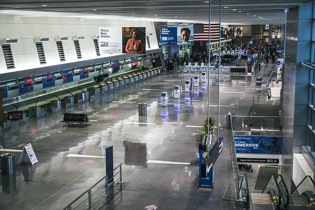 2020年受疫情冲击的航空业为全球减排做出了贡献。2020年11月27日，原本要接待大量感恩节旅客的美国波士顿洛根国际机场空无一人。来源：Erin Clark/The Boston Globe via Getty
