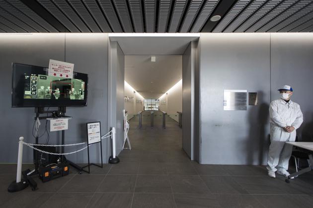 福岛核电站的员工——现在每天大约有4000人——要在通过自动安全检查点和辐射检测后才能开始工作