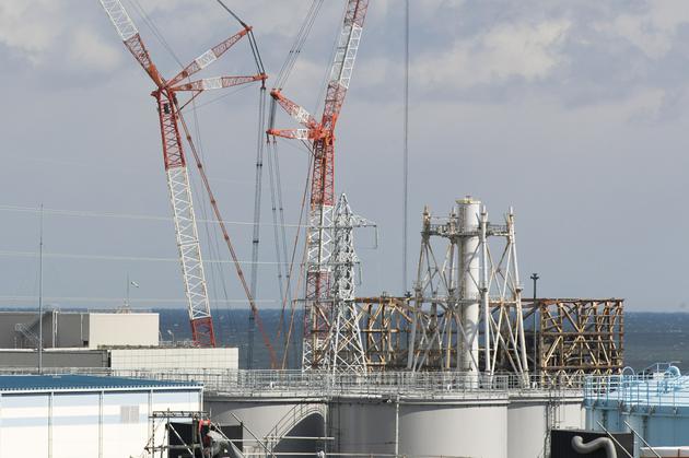 2021年2月27日，福岛第一核电站受损的1号反应堆，后面是1号和2号反应堆共用的部分排气管。出于安全考虑，排气管的上半部分被切断