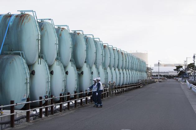 2021年2月27日，东京电力公司的员工在查看福岛第一核电站用来储存放射性水的旧储水罐