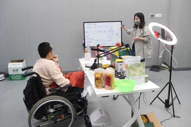 探访直播间里的残疾人主播：不是包装成网红，而是提供一份工作