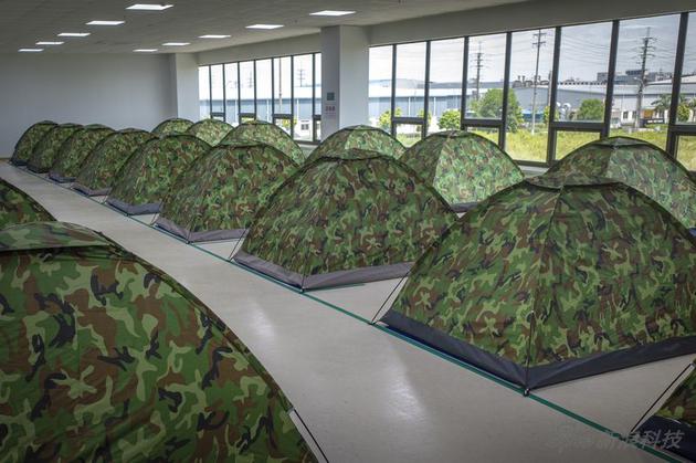 一些工厂在地板上搭起了帐篷