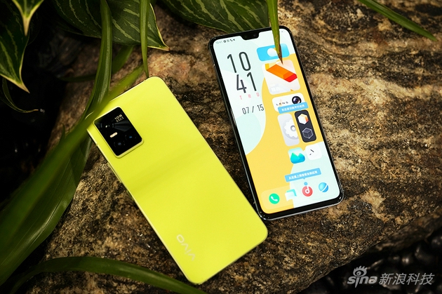 vivo S10 Pro采用了前置双摄