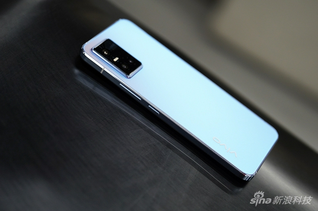 vivo S10 Pro机身很“苗条”