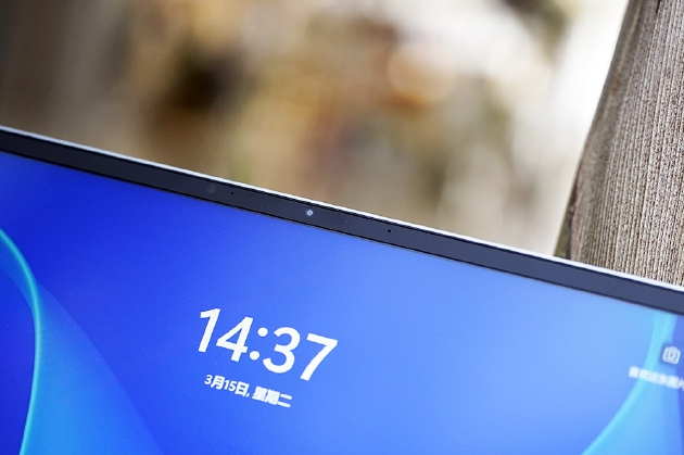 屏幕边框比较窄，还藏下了镜头。