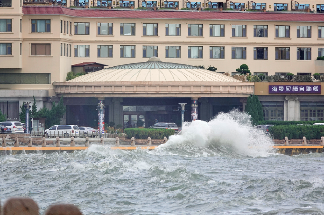 2021年9月7日，山东省烟台市滨海北路，大量海水冲上地面。图/IC photo
