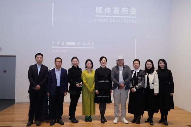 北京艺术与科技双年展现场-领导合影