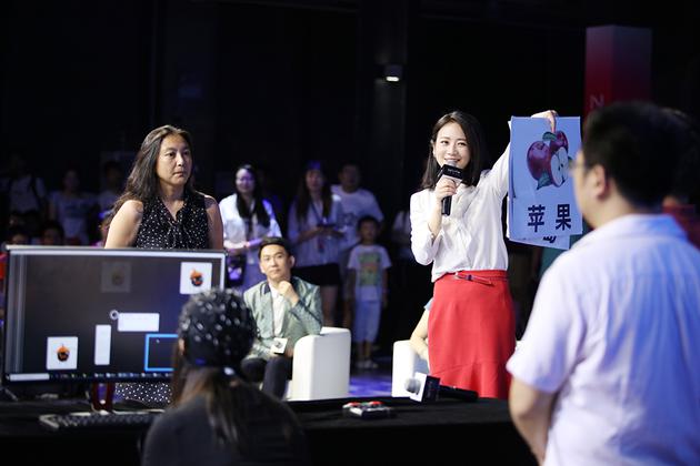 “心有灵犀”环节考验人机与人类之间谁更有默契