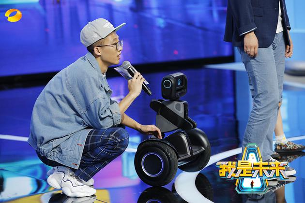 科技头号玩家做客《我是未来》智能未来体验感升级! 平衡车竟是陪伴机器人 科技“小跟班”引发现场“骚乱”
