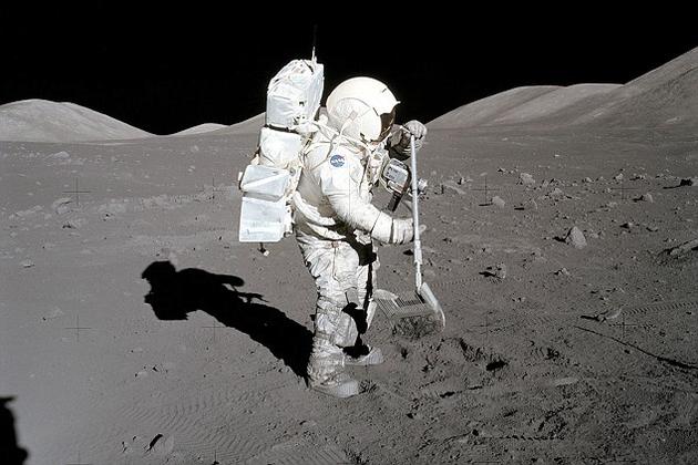 20世纪60年代，美国阿波罗任务的宇航员正在采集月球样品。