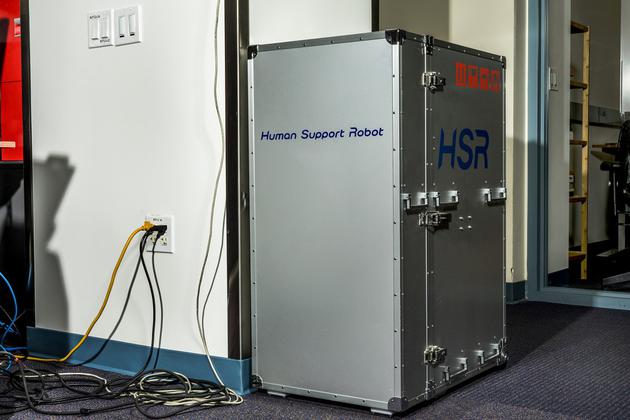 斯坦福大学AI实验室内，装丰田Human Support机器人的箱子