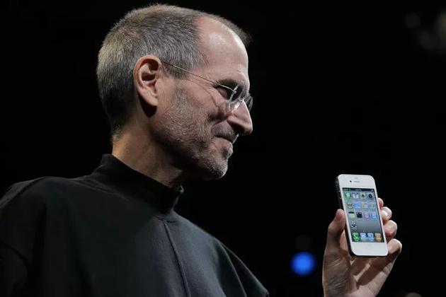 拿着iPhone 4的Steve Jobs，图源Recode