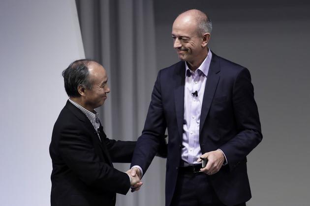 孙正义(左)与ARM CEO西蒙·塞格斯(右)
