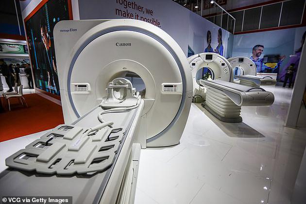研究人员使用了一种名为功能性磁共振成像（fMRI）的技术，对大脑活动以及某些大脑区域和其他区域“交流”的方式进行测量。图中是一台磁共振成像扫描仪