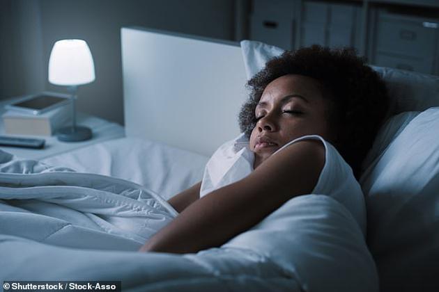 受试者进入快速眼动睡眠五分钟后，研究人员会将他们唤醒，然后让受试者描述自己刚才做的梦，并为自己在梦境中的情绪评级。