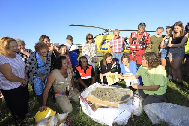 古生物学家用直升机搬运阿斯图里阿斯的足迹化石