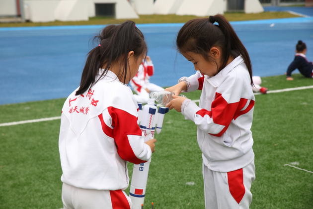 人大附航天学校的学生们放飞课堂制作的火箭