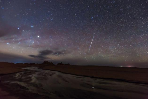 目前，波兰一支研究小组首次发现两颗邻近恒星，它们似乎引力牵引着它们“冰冷舞伴”，然后无情地将它们抛向地球方向。