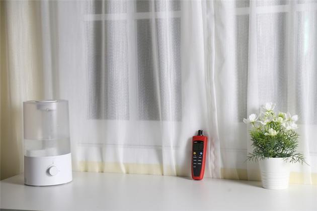 濕度測試儀距離加濕器50CM 開啟加濕器最大檔位觀察加濕效果
