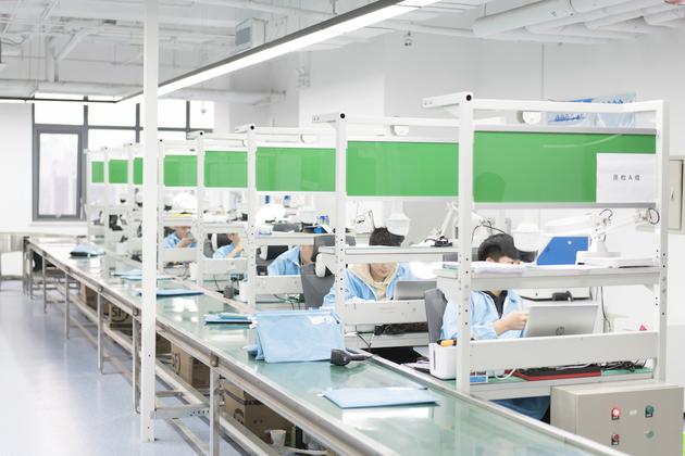 转转北京质检中心的工程师对手机进行质检