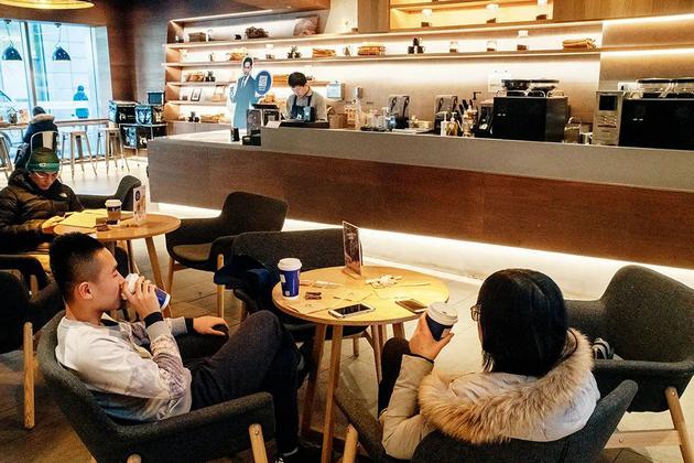 2019年1月15日，北京一家瑞幸咖啡门店里的消费者。瑞幸咖啡面世后，曾一度颇受消费者青睐。图/视觉中国