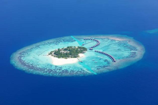 珊瑚环绕着一处马尔代夫的泻湖