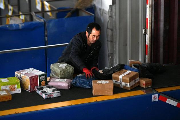 快递员正紧张有序地忙碌着（图片来源于视觉中国）
