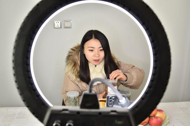 2020年12月29日，一位创业者在山东省平邑县地方镇电子商务服务中心直播销售当地特色农产品。（新华社记者 杨文 摄）