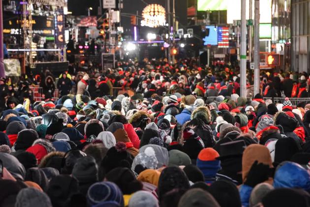 2017年12月31日除夕之夜，狂欢者聚集在纽约时代广场前，准备庆祝新一年的到来。