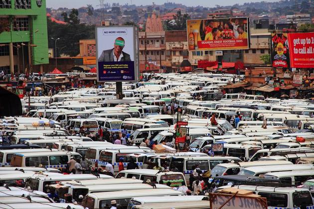 乌干达坎帕拉市中心拥挤的出租车。根据联合国2017年的数据，由于高生育率和降低的死亡率，乌干达的非移民人口增长率位居第一。
