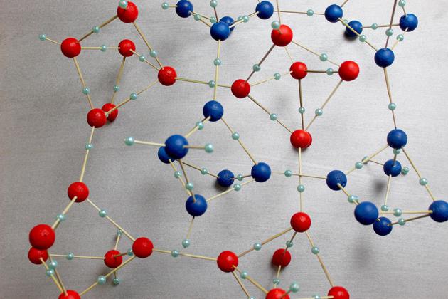 这是冰6的模型，红色和蓝色的大球体代表氧原子，小球体代表氢原子。