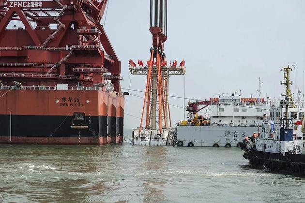 ‘振华 30’起重船对港珠澳大桥沉管隧道接头进行吊装对接。‘振华 30’已能举起万吨巨轮