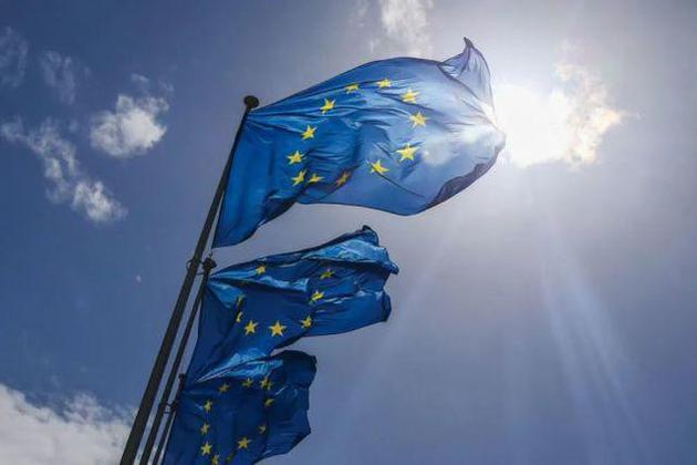 ▲5月21日，欧盟旗帜在比利时布鲁塞尔的欧盟总部外飘扬。（新华社记者郑焕松摄）