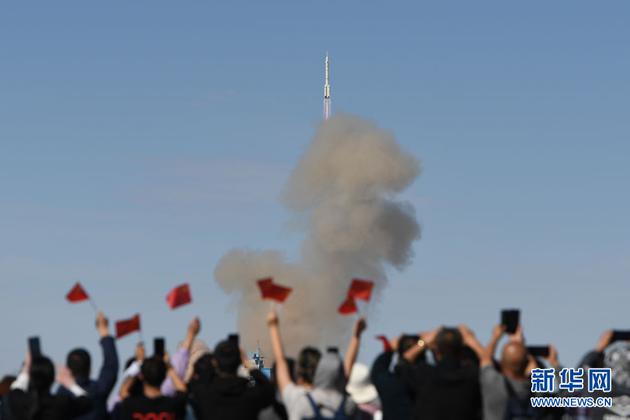 　　2021年6月17日9时22分，搭载神舟十二号载人飞船的长征二号F遥十二运载火箭，在酒泉卫星发射中心准时点火发射 图自新华网