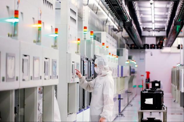 2020年2月18日，在北京经济技术开发区，中芯国际生产厂的工作人员在操作设备。图/新华