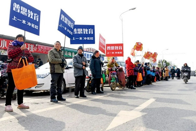 2019年1月，湖北武汉市，教育培训机构扎堆在湖北美术学院南二门门口。图/视觉中国