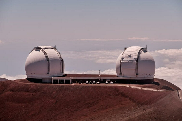 夏威夷莫纳克亚山的凯克Ⅰ和凯克Ⅱ望远镜，二者的口径都达到了10米，并安装有自适应光学系统
