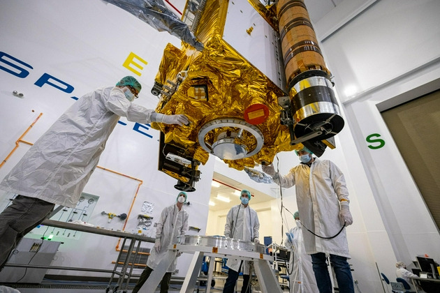 工程师们将DART探测器放入位于范登堡太空部队基地的SpaceX处理设施中，该任务将在2021年11月23日发射
