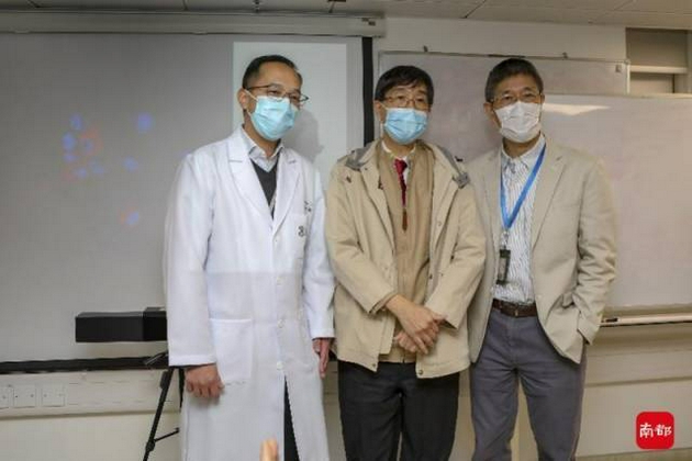 香港大学微生物学系研究团队，中间为该项目负责人袁国勇。